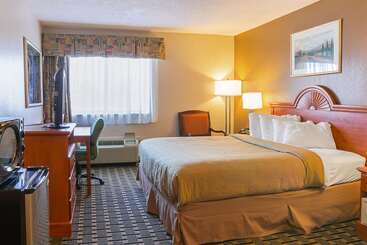 هتل Quality Inn & Suites Detroit Metro Airport