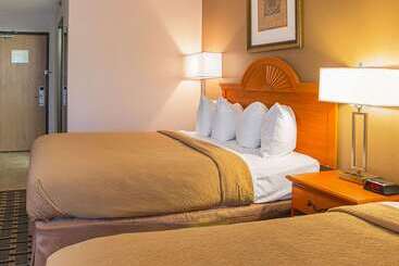 هتل Quality Inn & Suites Detroit Metro Airport
