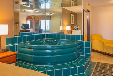 هتل Quality Inn & Suites Detroit Metro Airport