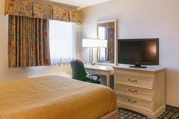 هتل Quality Inn & Suites Detroit Metro Airport