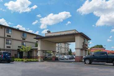 هتل Quality Inn & Suites Detroit Metro Airport