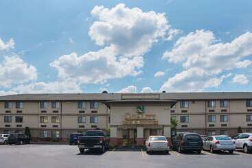 هتل Quality Inn & Suites Detroit Metro Airport