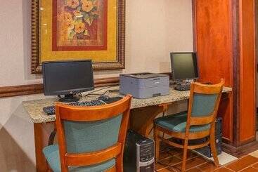هتل Quality Inn & Suites Detroit Metro Airport