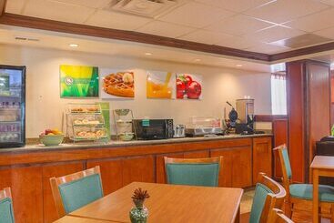 هتل Quality Inn & Suites Detroit Metro Airport