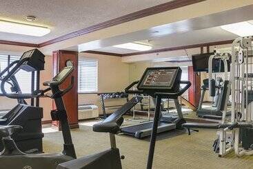 هتل Quality Inn & Suites Detroit Metro Airport
