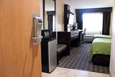 هتل Quality Inn & Suites Detroit Metro Airport