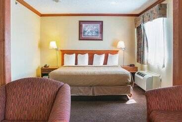 هتل Quality Inn & Suites Detroit Metro Airport
