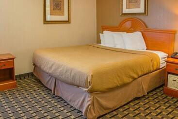 هتل Quality Inn & Suites Detroit Metro Airport