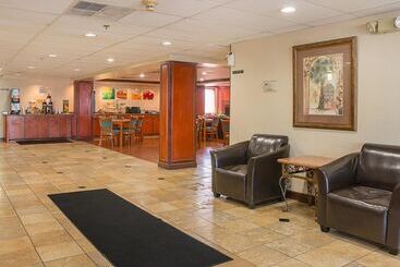 هتل Quality Inn & Suites Detroit Metro Airport