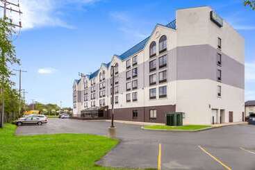 هتل Quality Suites Milwaukee Airport