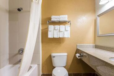 هتل Quality Suites Milwaukee Airport