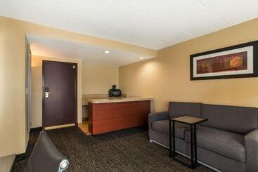 هتل Quality Suites Milwaukee Airport