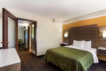 هتل Quality Suites Milwaukee Airport