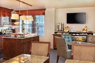 هتل Roanoke & Conference Ctr, Curio Collection By Hilton 