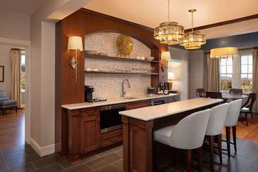هتل Roanoke & Conference Ctr, Curio Collection By Hilton 