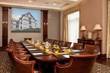 هتل Roanoke & Conference Ctr, Curio Collection By Hilton 