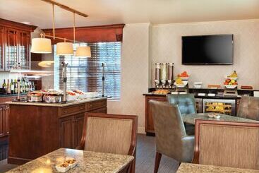 هتل Roanoke & Conference Ctr, Curio Collection By Hilton 