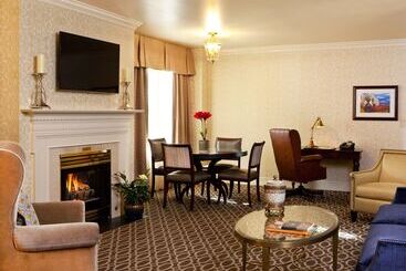 هتل Roanoke & Conference Ctr, Curio Collection By Hilton 