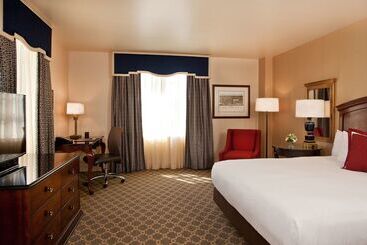 هتل Roanoke & Conference Ctr, Curio Collection By Hilton 