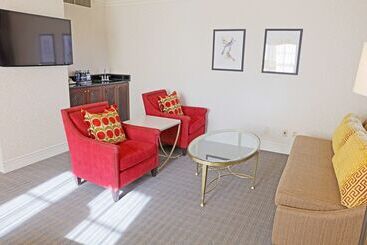هتل Roanoke & Conference Ctr, Curio Collection By Hilton 