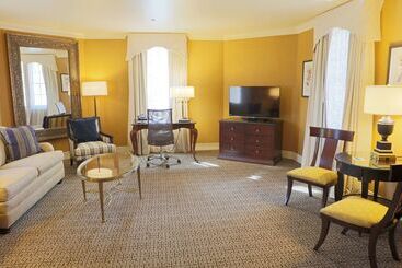 هتل Roanoke & Conference Ctr, Curio Collection By Hilton 