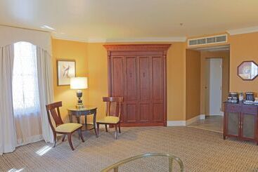 هتل Roanoke & Conference Ctr, Curio Collection By Hilton 