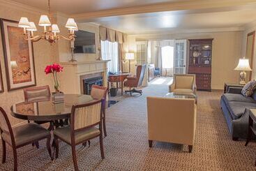 هتل Roanoke & Conference Ctr, Curio Collection By Hilton 