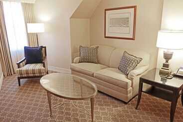 هتل Roanoke & Conference Ctr, Curio Collection By Hilton 