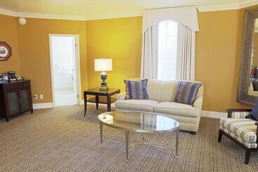 هتل Roanoke & Conference Ctr, Curio Collection By Hilton 