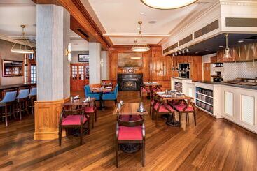 هتل Roanoke & Conference Ctr, Curio Collection By Hilton 