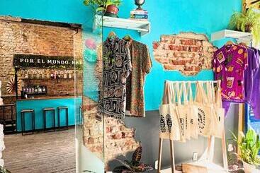 Por El Mundo Hostel