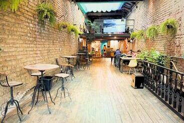 Por El Mundo Hostel