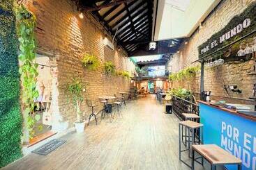 Por El Mundo Hostel