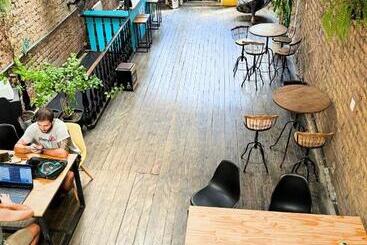 Por El Mundo Hostel