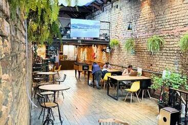 Por El Mundo Hostel