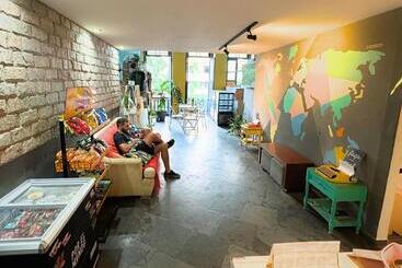 Por El Mundo Hostel