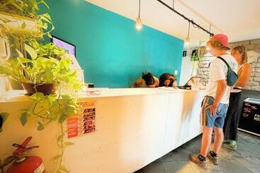 Por El Mundo Hostel