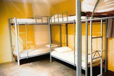 Por El Mundo Hostel