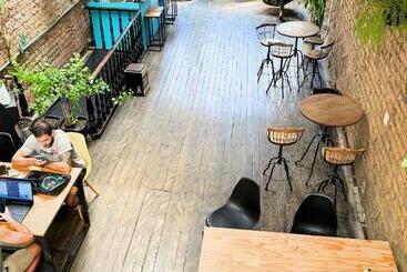Por El Mundo Hostel