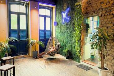 Por El Mundo Hostel
