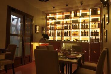 هتل Cubo S Hostal La Plaza Family With Breakfast