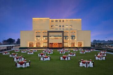 هتل Viraj Sarovar Portico Jammu