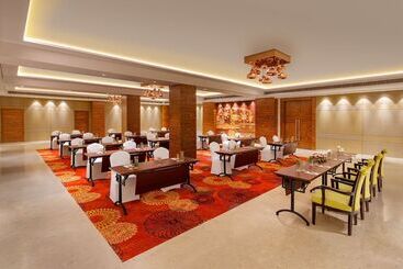 هتل Viraj Sarovar Portico Jammu