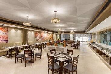 هتل Viraj Sarovar Portico Jammu