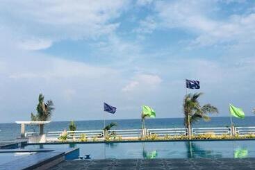 Em Royalle Hotel & Beach Resort