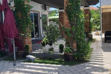 Em Royalle Hotel & Beach Resort