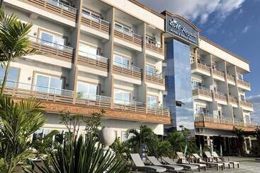 Em Royalle Hotel & Beach Resort