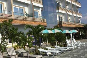 Em Royalle Hotel & Beach Resort