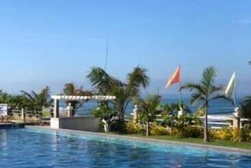 Em Royalle Hotel & Beach Resort