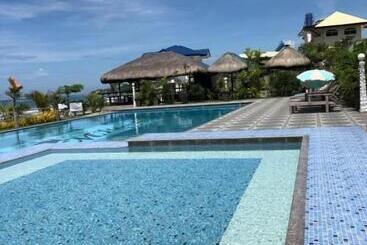 Em Royalle Hotel & Beach Resort